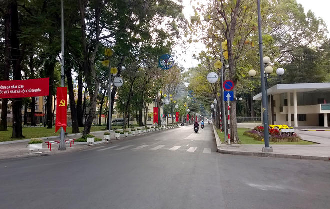 Phố phường vắng lặng ngày đầu năm