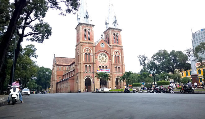 Phố phường vắng lặng ngày đầu năm