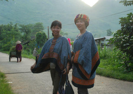 Lanh Lùng Tám níu chân du khách…