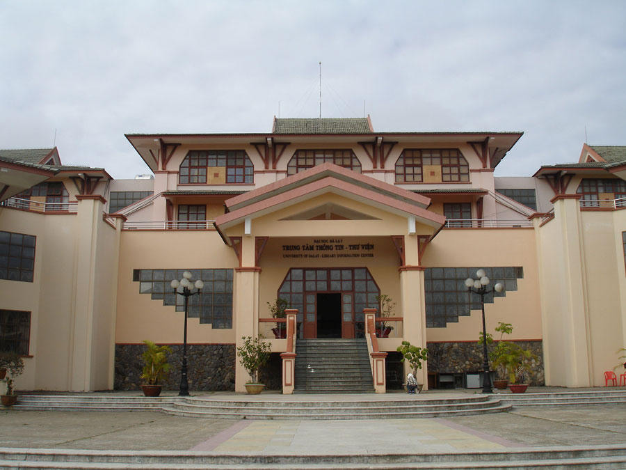 Bước tiến ngoạn mục ở đại học thành phố ngàn hoa