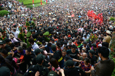 Đầu năm đi lễ, xin đừng “mặc cả” với thần linh!