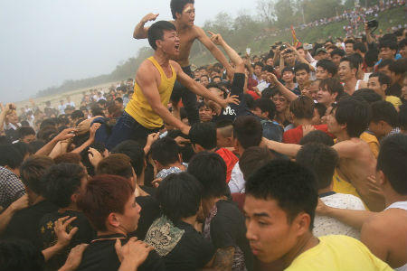 Kiềm chế hành vi bạo lực tại lễ hội