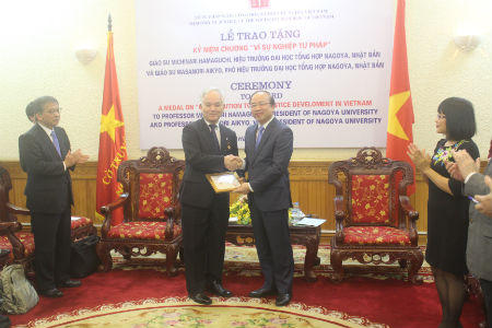 Trao tặng Kỷ niệm chương “Vì sự nghiệp Tư pháp” cho lãnh đạo Trường ĐHTH Nagoya