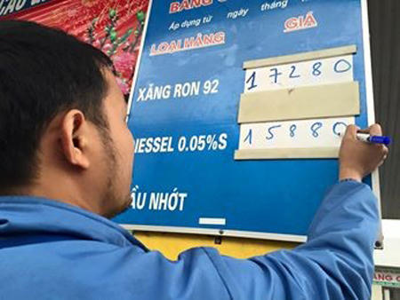 Ôtô xếp hàng chờ đổ xăng trước giờ tăng giá