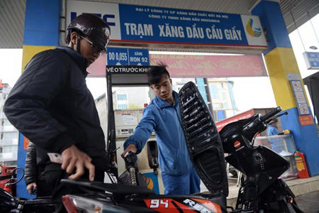 Ôtô xếp hàng chờ đổ xăng trước giờ tăng giá