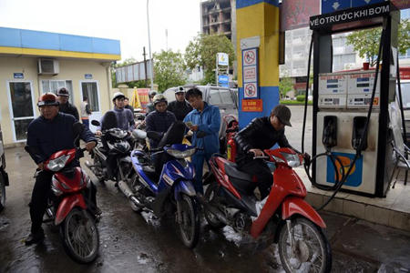 Ôtô xếp hàng chờ đổ xăng trước giờ tăng giá