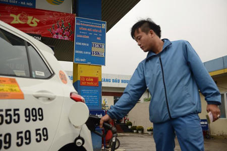 Ôtô xếp hàng chờ đổ xăng trước giờ tăng giá