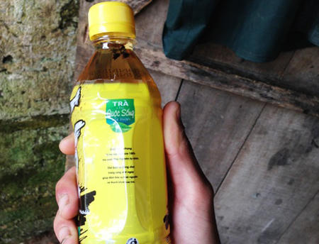 Phát hiện 5 con ruồi trong chai nước giải khát C2