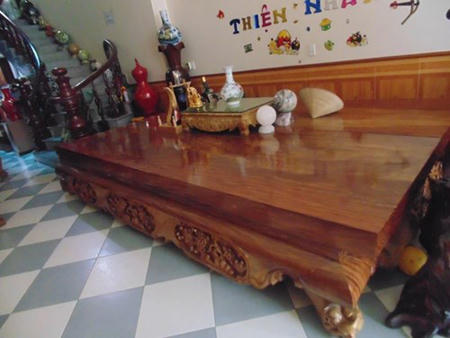 Thân thế đại gia dát vàng đầy người náo loạn Hà Nội