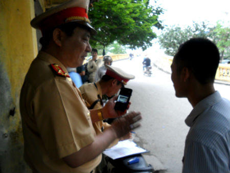 Cảnh sát giao thông “ngại” phạt người nước ngoài?