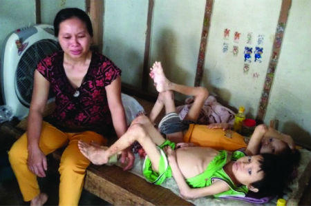 Bố mẹ tuyệt vọng nhìn con đau đớn