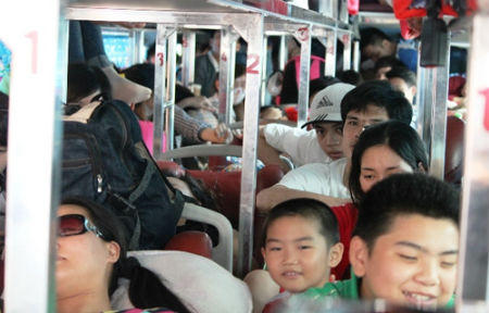 Xe giường nằm 42 chỗ, nhồi 111 khách