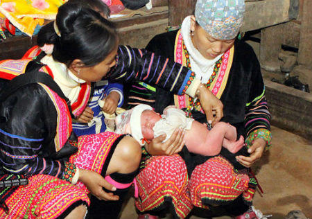 Nguy cơ bùng phát dịch HIV/AIDS do tập tục sinh nở tại nhà?