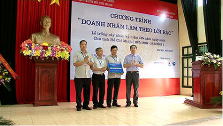 Đoàn “Doanh nhân làm theo lời Bác” trồng cây kỷ niệm 125 năm ngày sinh Chủ tịch Hồ Chí Minh