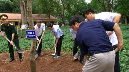 Đoàn “Doanh nhân làm theo lời Bác” trồng cây kỷ niệm 125 năm ngày sinh Chủ tịch Hồ Chí Minh