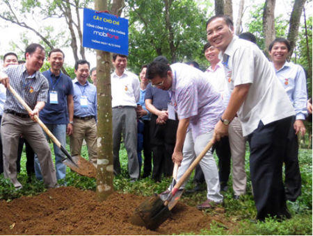 Đoàn “Doanh nhân làm theo lời Bác” trồng cây kỷ niệm 125 năm ngày sinh Chủ tịch Hồ Chí Minh