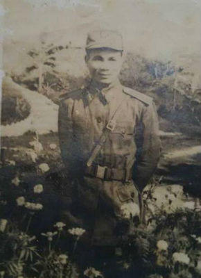 Trận chiến đấu quyết tử và tấm huy hiệu của Bác Hồ