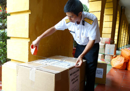 Dr Thanh tặng máy lọc nước biển thành nước ngọt cho đảo Trường Sa