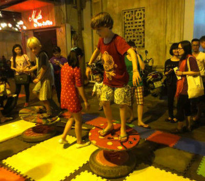 Play Stress - “món quà” tặng trẻ con phố cổ