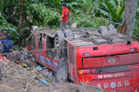 Cận cảnh hiện trường vụ xe khách rơi xuống vực