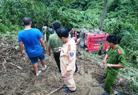 Cận cảnh hiện trường vụ xe khách rơi xuống vực