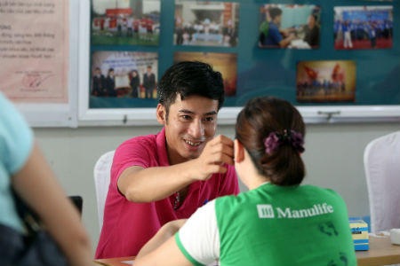 Manulife Việt Nam tham gia hiến máu nhân đạo nhân dịp kỷ niệm 16 năm thành lập