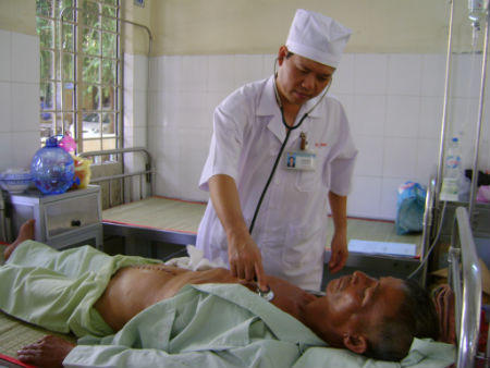 Đi đám tang cháu, ông bị tre đâm xuyên người