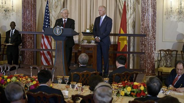 Phó tổng thống Mỹ lẩy Kiều tặng Tổng bí thư