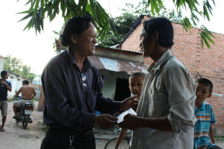 Nhiều nhà hảo tâm tặng quà cho cháu bé bị rơi xuống giếng sâu