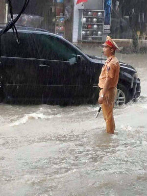 Giản dị phía sau người… cảnh sát