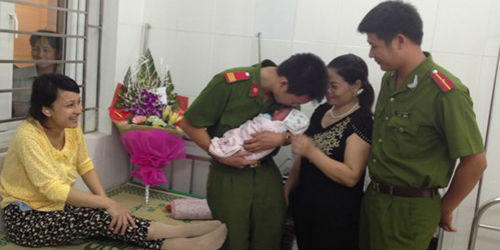 Giản dị phía sau người… cảnh sát