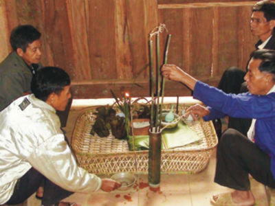 Nỗi niềm già làng, trưởng bản mặc comple, váy ngắn