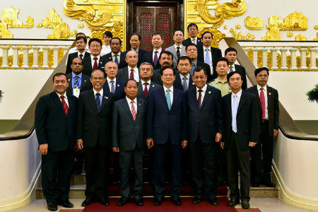 Thủ tướng tiếp các trưởng đoàn quốc tế dự Lễ kỷ niệm ngày truyền thống CAND