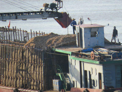 Những con tàu “tử thần” trên sông mùa nước nổi