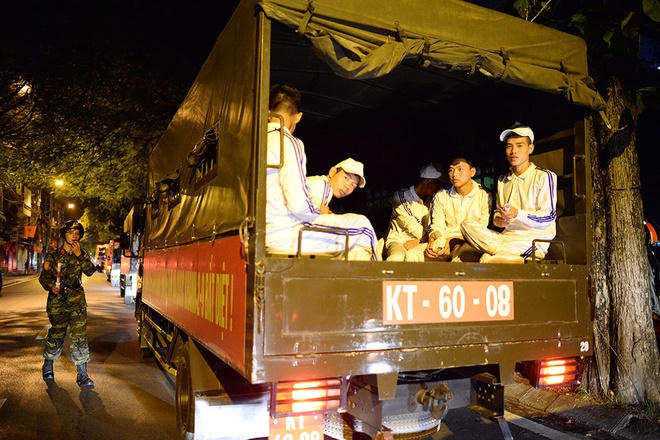 Quân, dân trắng đêm chờ diễu binh