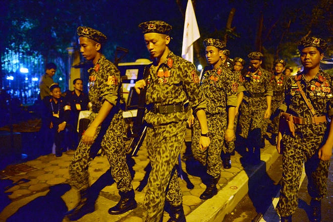 Quân, dân trắng đêm chờ diễu binh