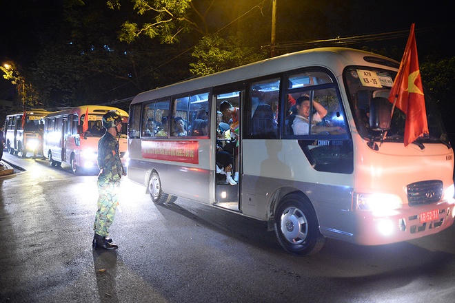 Quân, dân trắng đêm chờ diễu binh