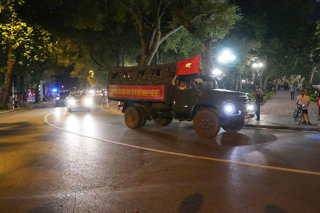 Quân, dân trắng đêm chờ diễu binh