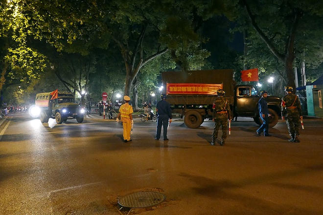 Quân, dân trắng đêm chờ diễu binh