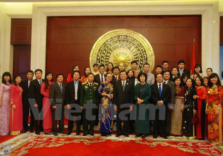 Chủ tịch nước đến thăm Đại sứ quán Việt Nam tại Trung Quốc