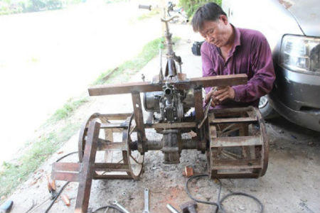 Chuyện về anh Hai Lúa tự làm cầu phao bắc qua sông Vu Gia