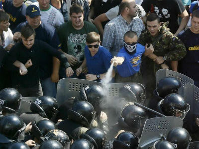 Dự thảo sửa đổi Hiến pháp Ukraine: Vãn hồi hòa bình hay bùng nổ chiến sự?