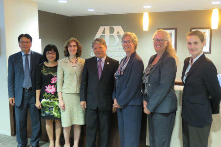 Bộ trưởng Hà Hùng Cường làm việc với Chủ tịch đắc cử Hiệp hội Luật sư Hoa Kỳ