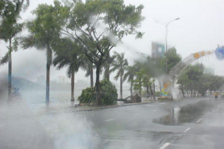 Bão số 3 đổ bộ với sức gió cấp 8, mưa khắp miền Trung