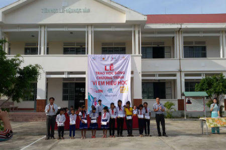 Học bổng “Vì em hiếu học” tiếp tục đến với trẻ em nghèo hiếu học trên toàn quốc
