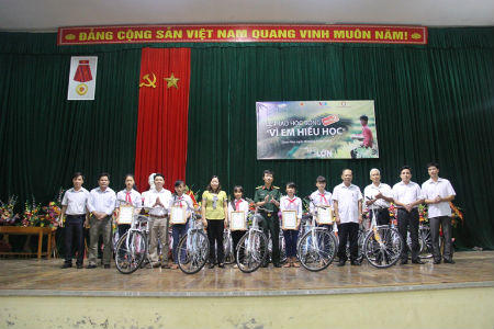 Học bổng “Vì em hiếu học” tiếp tục đến với trẻ em nghèo hiếu học trên toàn quốc