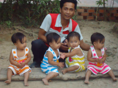 Cặp vợ chồng rớt nước mắt nói về 4 con gái cùng ngày sinh 