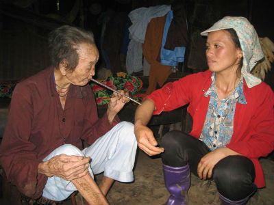 Lạ kỳ cách chữa bệnh bằng... ống hút ở Đồng Nghê