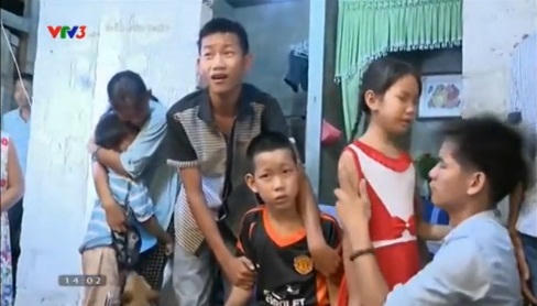 Bật khóc với trung thu đoàn tụ của 8 mẹ con nghèo tại Huế