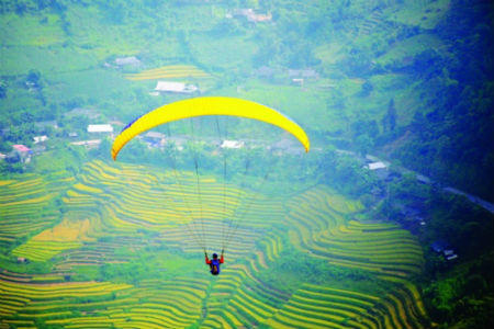 Dù lượn mạo hiểm chinh phục bầu trời